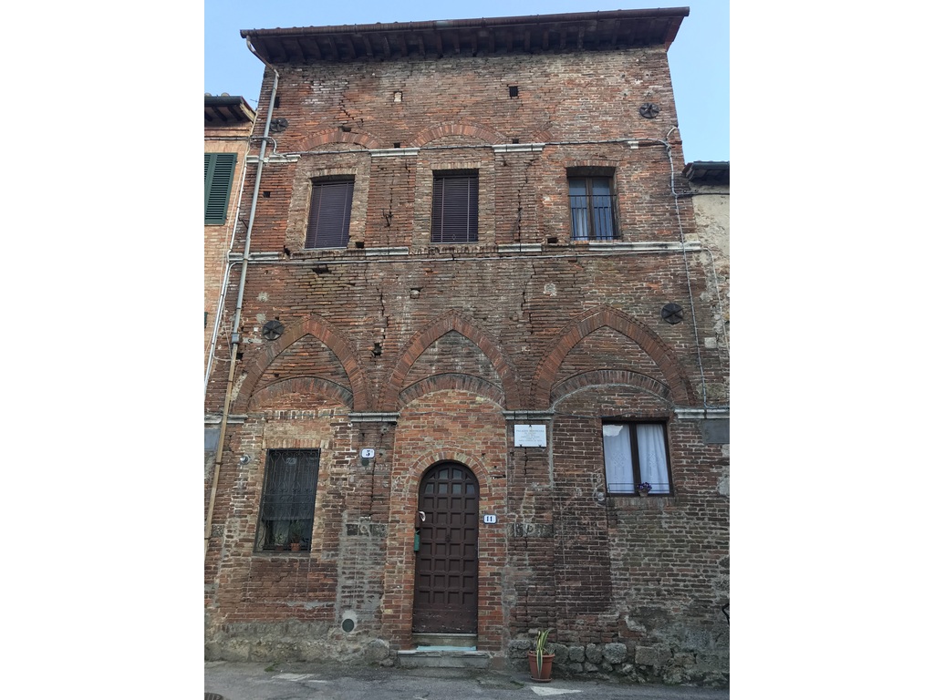 Palazzo Benincasa. Siena védőszentjének -  Szent Katalin atyjának háza (14. század). Velünk szemben található a téren.